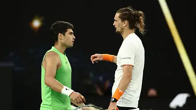 Zverev critica el tiempo muerto médico de Alcaraz tras su derrota en semifinales de Australia Zverev critica el tiempo muerto médico de Alcaraz tras su derrota en semifinales de Australia