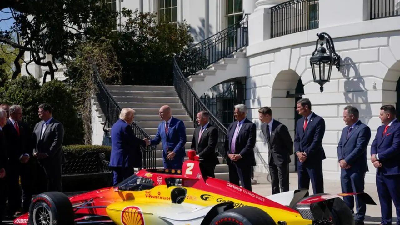 FOTO DE ARCHIVO: Trump firma decreto para celebrar una carrera de la IndyCar en Washington