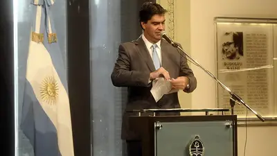 Capitanich recargado: rompió un diario y dijo que "en la oposición son idiotas útiles de grupos mediáticos poderosos" Capitanich recargado: rompió un diario y dijo que "en la oposición son idiotas útiles de grupos mediáticos poderosos"