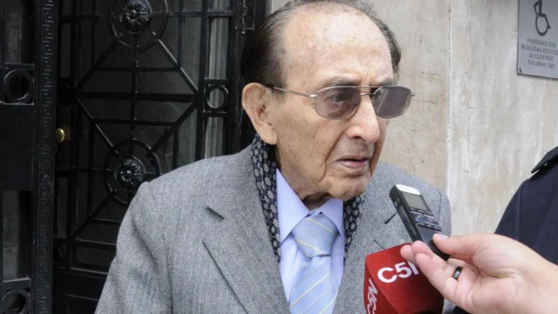 El juez Carlos Fayt confirmó que continuará en la Corte para "seguir sirviendo" al país