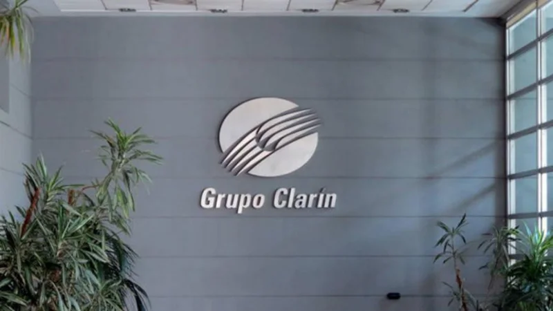 Una cautelar frenó la adecuación de oficio de Clarín