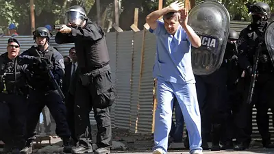 Sobreseyeron a Macri por la represión en el Hospital Borda Sobreseyeron a Macri por la represión en el Hospital Borda