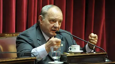La disparatada versión de un senador sobre la muerte de Nisman La disparatada versión de un senador sobre la muerte de Nisman