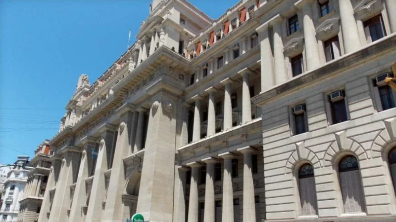 Nuevo round en la pelea entre la Justicia y el Gobierno: llaman a indagatoria a la Procuradora del Tesoro