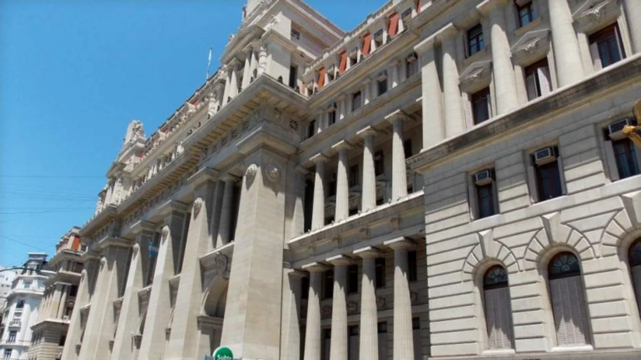 Nuevo round en la pelea entre la Justicia y el Gobierno: llaman a indagatoria a la Procuradora del Tesoro
