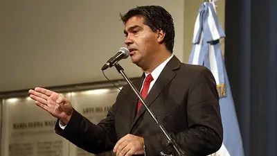 Capitanich: "Macri dice que va a levantar las banderas del peronismo pagando a los fondos buitre" Capitanich: "Macri dice que va a levantar las banderas del peronismo pagando a los fondos buitre"