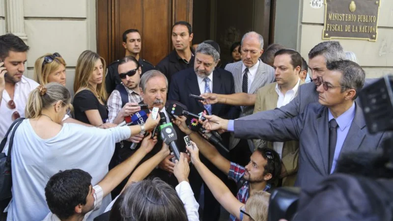 Divide a la DAIA la resolución de Rafecas