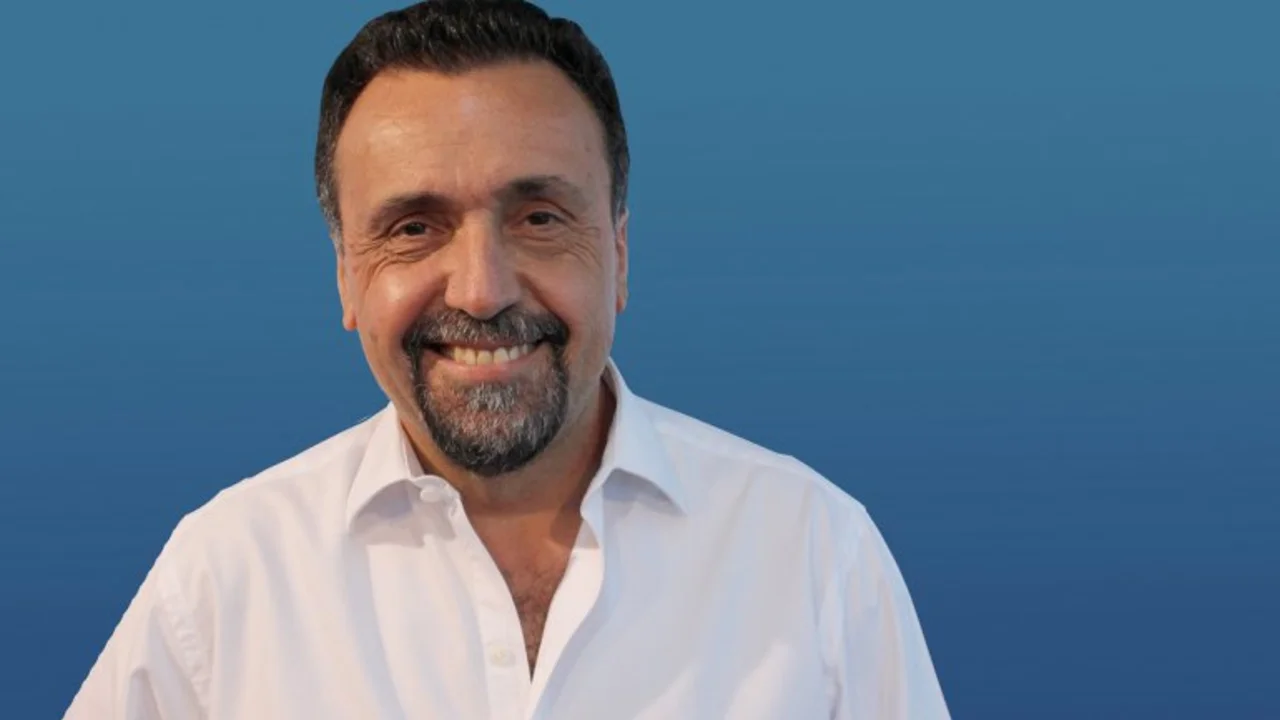 Vuelve Roberto Navarro a Economía Política