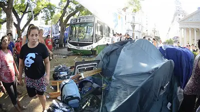 Las fotos del colectivo que chocó contra el acampe en Plaza de Mayo Las fotos del colectivo que chocó contra el acampe en Plaza de Mayo