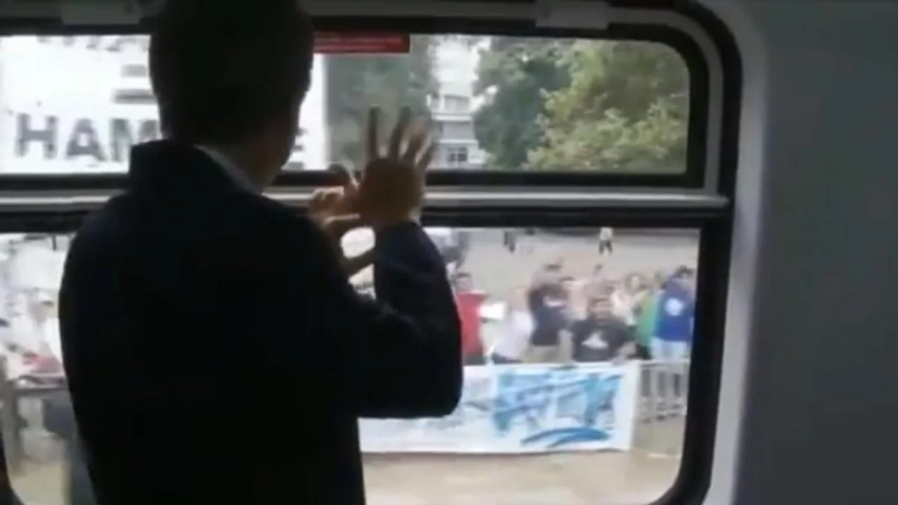 El incómodo momento de Macri: protestaron en su contra durante el acto en el Roca