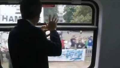 La polémica reacción de Macri al ver carteles en su contra La polémica reacción de Macri al ver carteles en su contra