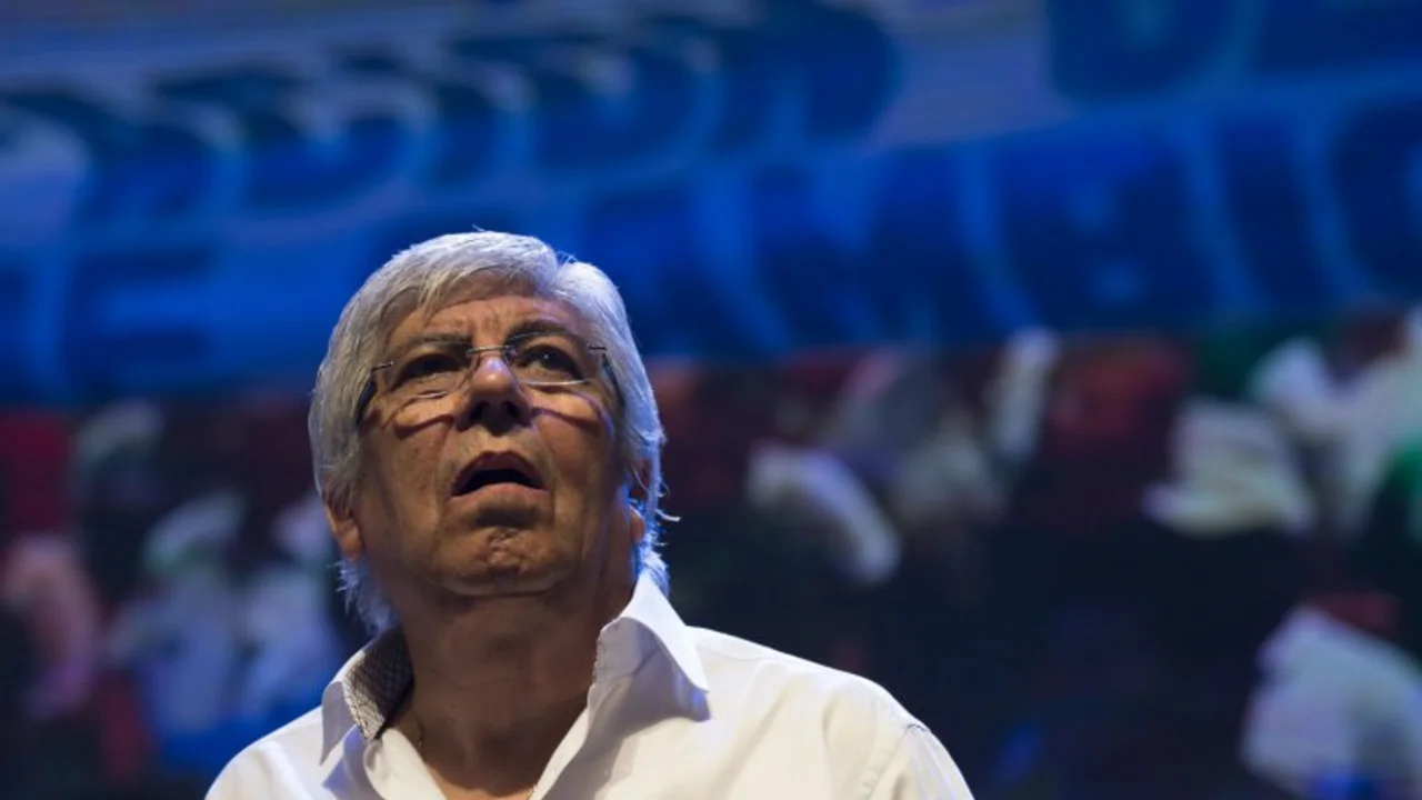 Sturzenegger acordó con Moyano seguir enviando resúmenes bancarios este año