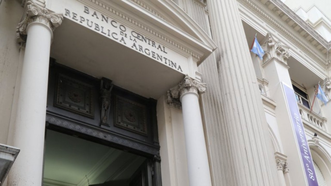 Bancos piden al BCRA que los habilite a subir comisiones