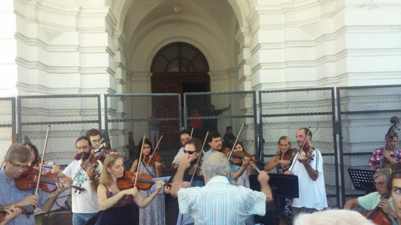 La Plata: orquesta protestó por la falta de pago de sueldos