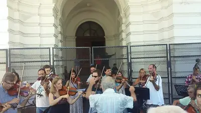 La Plata: orquesta protestó por la falta de pago de sueldos La Plata: orquesta protestó por la falta de pago de sueldos