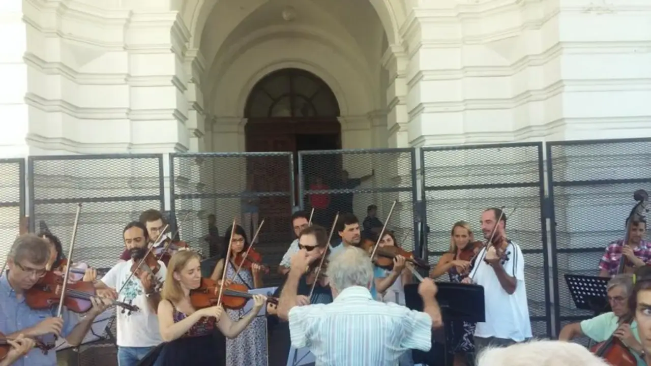 La Plata: orquesta protestó por la falta de pago de sueldos