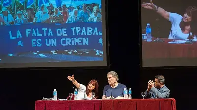 Víctor Hugo llenó el teatro más importante de Rosario Víctor Hugo llenó el teatro más importante de Rosario