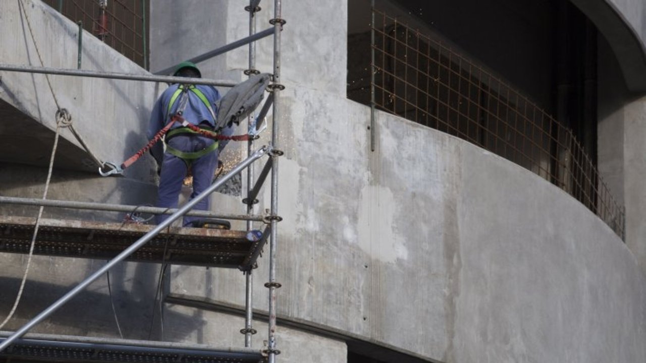 Trabajadores de la construcción denuncian despidos y suspensiones