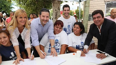 El PJ bonaerense recolecta un millón de firmas contra el tarifazo eléctrico El PJ bonaerense recolecta un millón de firmas contra el tarifazo eléctrico