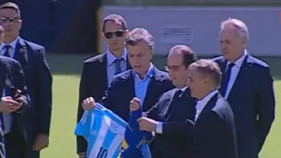 Antes de dejar el país, Hollande recorrió la Bombonera con Macri Antes de dejar el país, Hollande recorrió la Bombonera con Macri