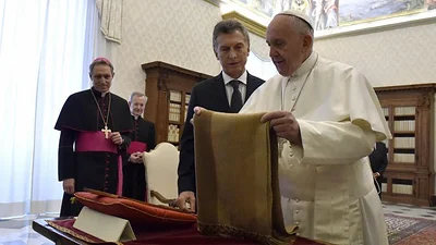 Francisco y Macri: el presidente le habló del chamamé y el papa le regaló su encíclica sobre pobreza Francisco y Macri: el presidente le habló del chamamé y el papa le regaló su encíclica sobre pobreza