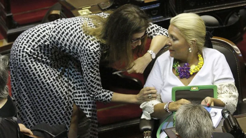Francisco y Macri: Carrió acusó al papa de "empoderar a los violentos"