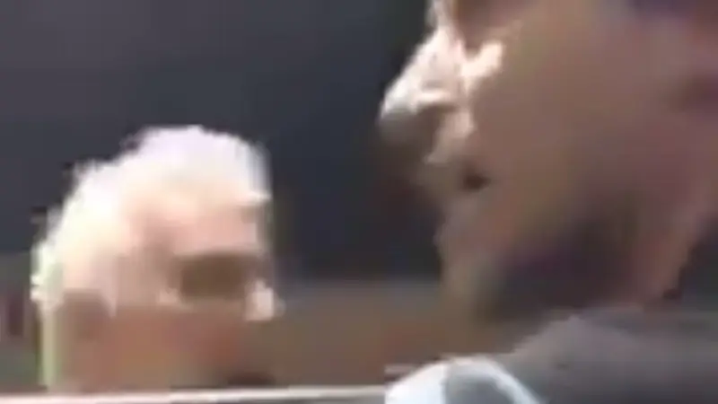 Violenta reacción de un policía contra un grupo de personas que defendían a una mujer