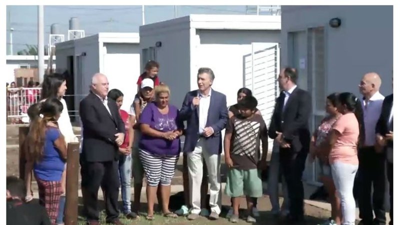 Vecinos revelan una nueva puesta en escena de Macri  en un acto