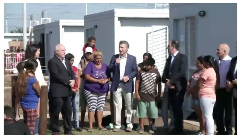 Vecinos revelan una nueva puesta en escena de Macri  en un acto