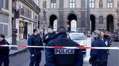 Posible ataque terrorista en el museo Louvre de París Posible ataque terrorista en el museo Louvre de París
