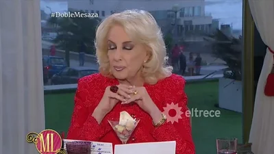 El fastidio de Mirtha Legrand con una moza por una inoportuna interrupción El fastidio de Mirtha Legrand con una moza por una inoportuna interrupción