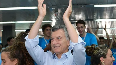 Infraganti: el gesto kirchnerista de un chico en pleno discurso de Macri Infraganti: el gesto kirchnerista de un chico en pleno discurso de Macri