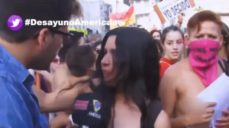 Tenso momento en el Tetazo con un periodista de Desayuno echado del acto Tenso momento en el Tetazo con un periodista de Desayuno echado del acto
