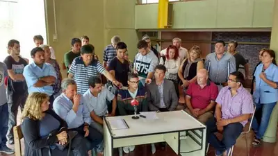 Detuvieron a un joven de la Cámpora por pedirle a un policía que no use teléfono Detuvieron a un joven de la Cámpora por pedirle a un policía que no use teléfono