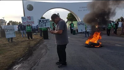 Trabajadores de ATE bloquean el Aeropuerto de Viedma por la llegada de Macri Trabajadores de ATE bloquean el Aeropuerto de Viedma por la llegada de Macri