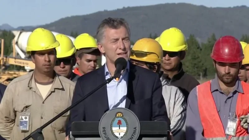 Insólito: cortaron la transmisión oficial cuando le cantaban el feliz cumpleaños a Macri