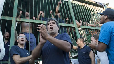 Por el conflicto con AGR, Clarín cerró antes las rotativas: esta es la tapa del domingo Por el conflicto con AGR, Clarín cerró antes las rotativas: esta es la tapa del domingo
