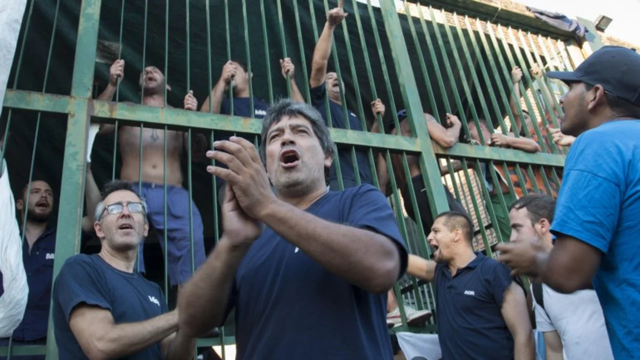 Por el conflicto con AGR, Clarín cerró antes las rotativas: esta es la tapa del domingo