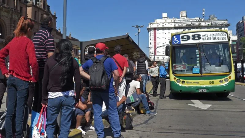 El Gobierno evalúa un feroz aumento en el colectivo: el mínimo subiría entre $9 y $11