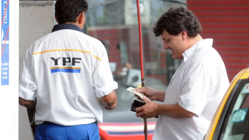 El Gobierno da el primer paso de desinversión de YPF