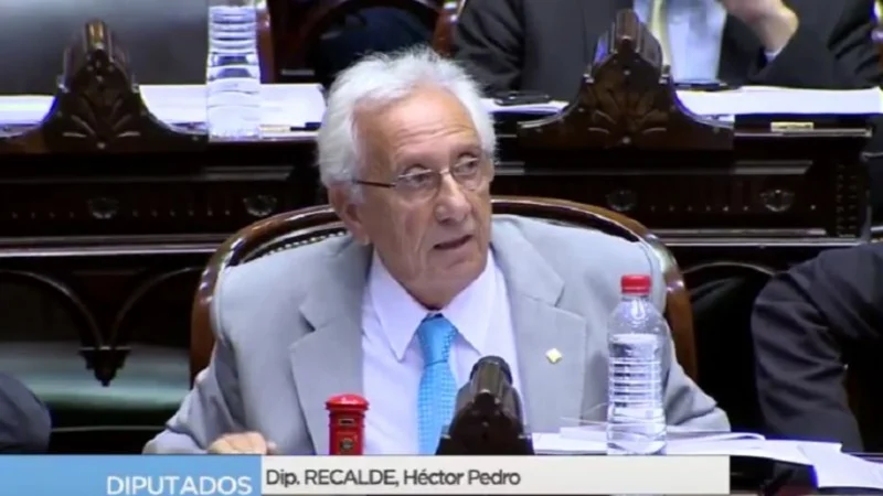 El curioso objeto que usó Recalde para chicanear a Macri