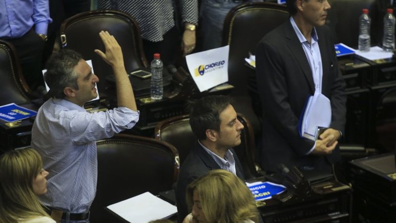 En una escandalosa sesión, Diputados aprobó la reforma a las ART que quería Macri