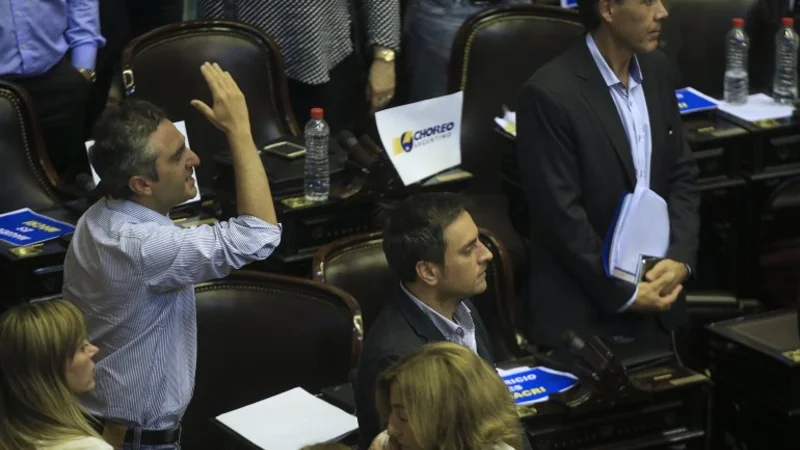 En una escandalosa sesión, Diputados aprobó la reforma a las ART que quería Macri
