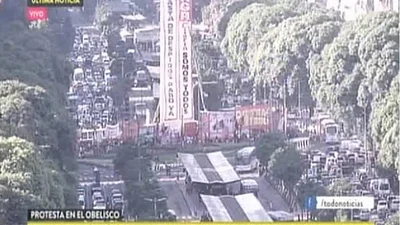 El bochornoso zócalo de TN durante una nueva marcha de despedidos en Clarín El bochornoso zócalo de TN durante una nueva marcha de despedidos en Clarín