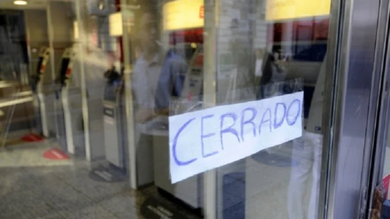 Los bancarios acordaron una suba salarial y levantaron el paro