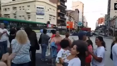 Cacerolazos en ciudad y provincia de Buenos Aires contra las medidas de Macri Cacerolazos en ciudad y provincia de Buenos Aires contra las medidas de Macri