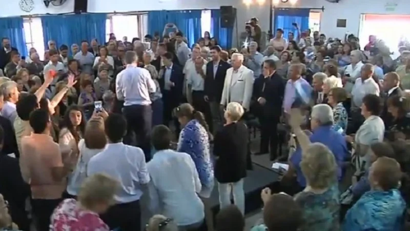 Tras la polémica, Macri visitó un centro de jubilados