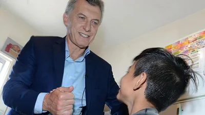 Macri quiso hacerse el espontáneo, pero se dejó el micrófono Macri quiso hacerse el espontáneo, pero se dejó el micrófono