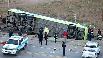 La peor tragedia vial en la historia de Mendoza: mueren 19 personas al volcar un micro La peor tragedia vial en la historia de Mendoza: mueren 19 personas al volcar un micro