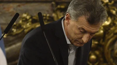 En la peor semana del Gobierno, Clarín apenas le puso "amarillo" a Macri en el semáforo En la peor semana del Gobierno, Clarín apenas le puso "amarillo" a Macri en el semáforo